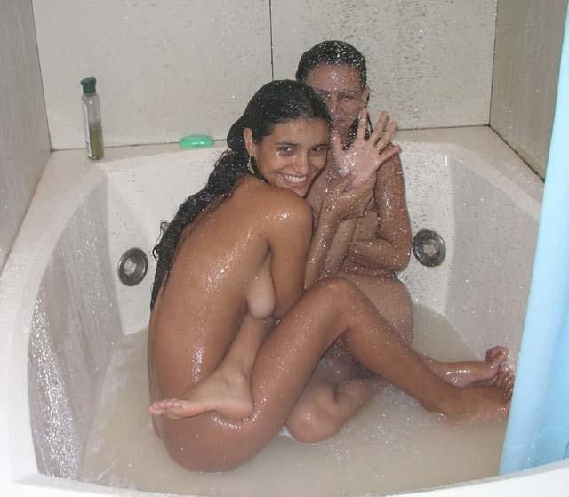 Фотографии с обнажёнными девушками, сфотографированными когда те моются