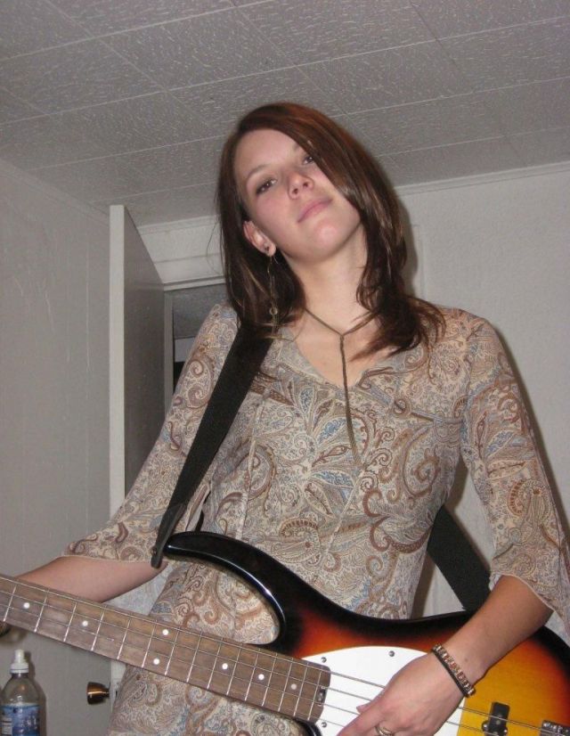 Голая девушка обожающая играть на гитаре