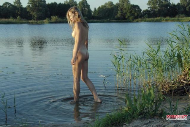 Городская девушка голая на озере