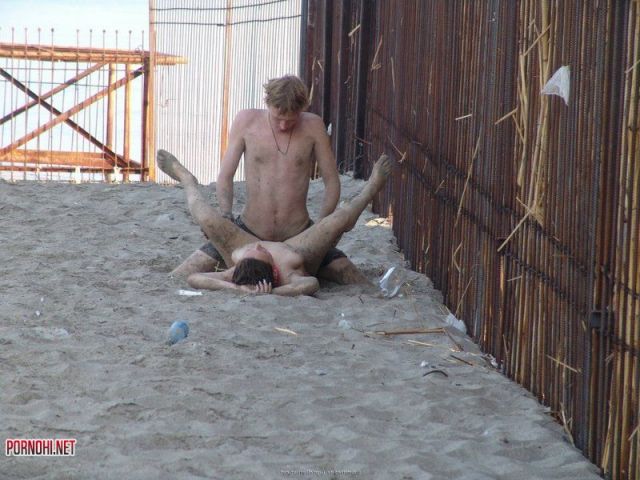 Парни трахают девушку на пляже