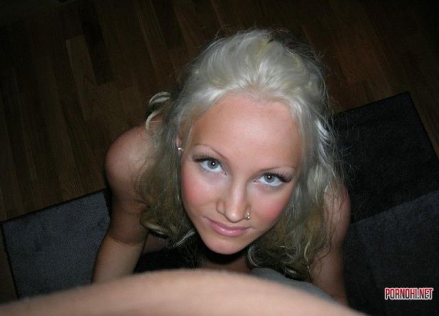 Шикарная блондинка фотографируется голая