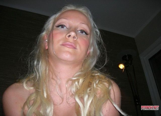 Шикарная блондинка фотографируется голая