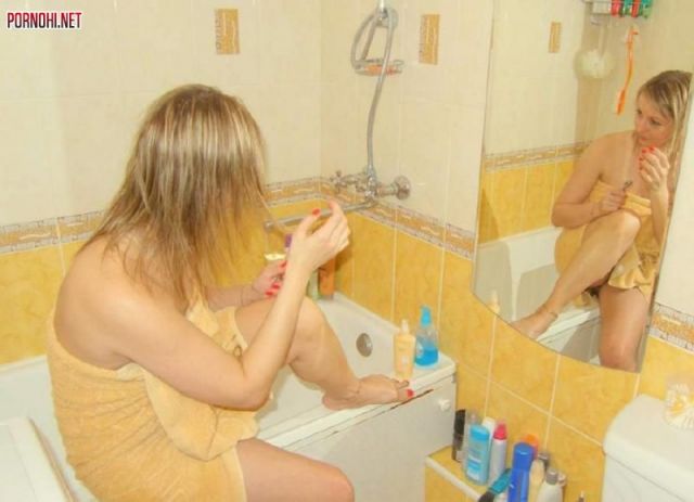 Женщина сняла трусики в ванной