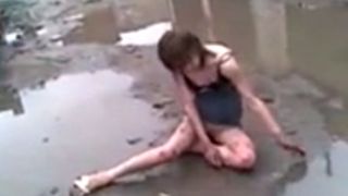 Пьяная девушка в грязи без трусиков частное и домашнее порно видео скачать и смотреть онлайн 