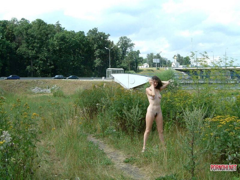 Голая в деревне летом порно фото